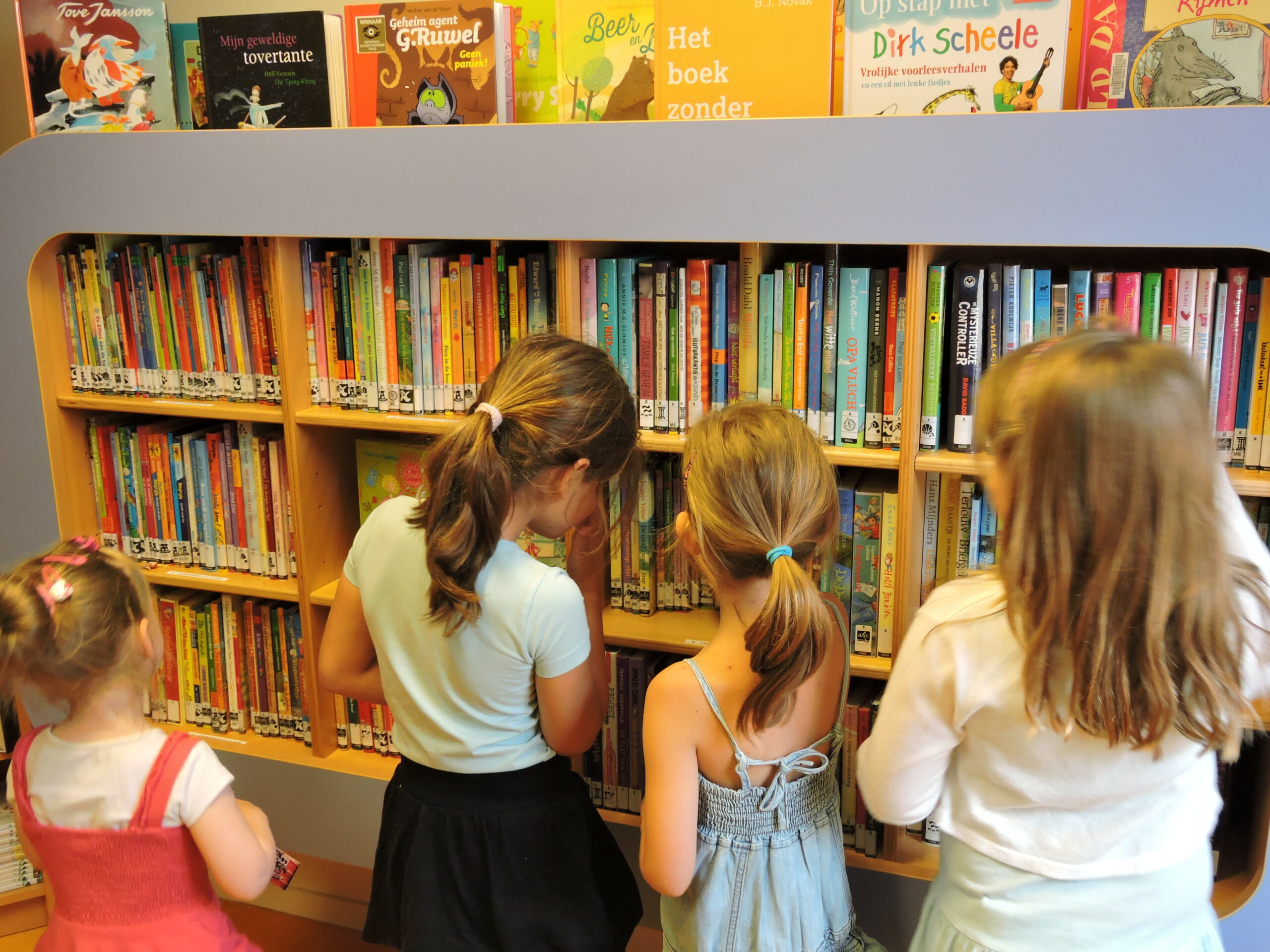 Kinderen voor een boekenkast, gesteund door Stichting Annetje