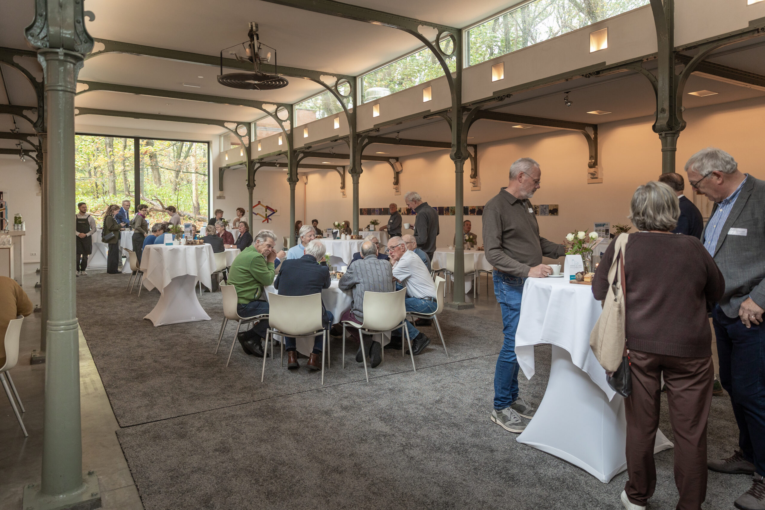 Volle zaal tijdens het 10 jarig bestaan van Annetje van Puijenbroek Stichting